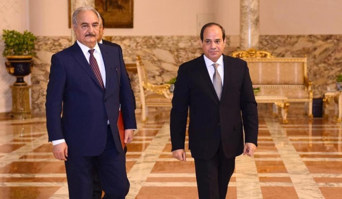 صحيفة بريطانية: مصر والسعودية تضغط على حفتر لوقف إمدادات أبوظبي للدعم السريع