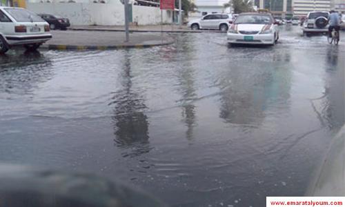 الأمطار تغمر منازل في الشارقة وتعيق حركة المرور