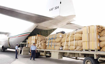 طائرة مساعدات كويتية ثانية ضمن الجسر الجوي الإغاثي لقطاع غزة